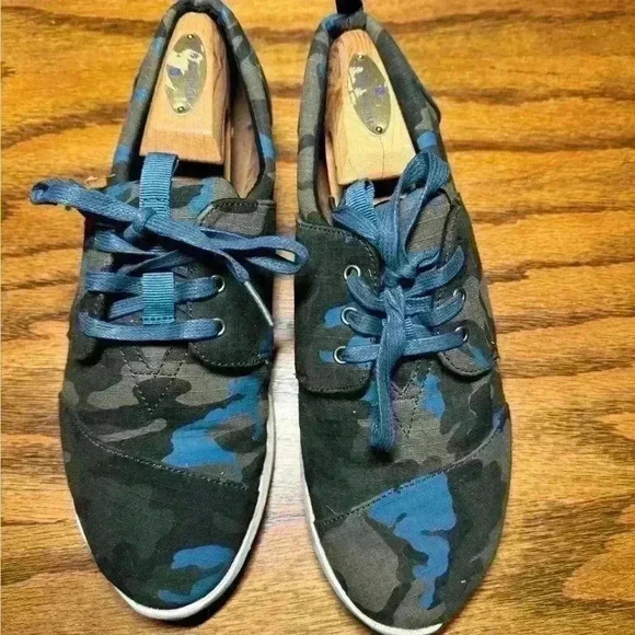 TOMS Camouflage Sneakers - Picture 1 of 4
